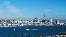 Um nach Devonport zu kommen, ist die Fähre der schnellste Weg. Vom Deck aus hat man außerdem einen schönen Blick auf Aucklands Skyline.
