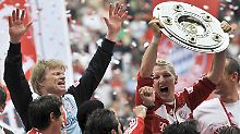 2008 feierten Rekordmeister Oliver Kahn (l.) und Bastian Schweinsteiger zusammen den Liga-Titel mit dem FC Bayern. Für Kahn war es die letzte von acht Schalen.