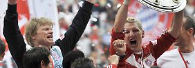 2008 feierten Rekordmeister Oliver Kahn (l.) und Bastian Schweinsteiger zusammen den Liga-Titel mit dem FC Bayern. Für Kahn war es die letzte von acht Schalen.