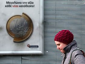 Die Eurobank in Athen mit einem Plakat: "Die Eurobank steigert den Wert von jedem Konto".