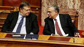 Finanzminister Venizelos (l.) und Ministerpräsident Papademos: Sie sind die Stützen der Regierung.