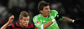 Abstiegskampf in der Bundesliga: Freiburgs Low-Budget-Truppe gegen die hochbezahlten Kicker aus Wolfsburg.