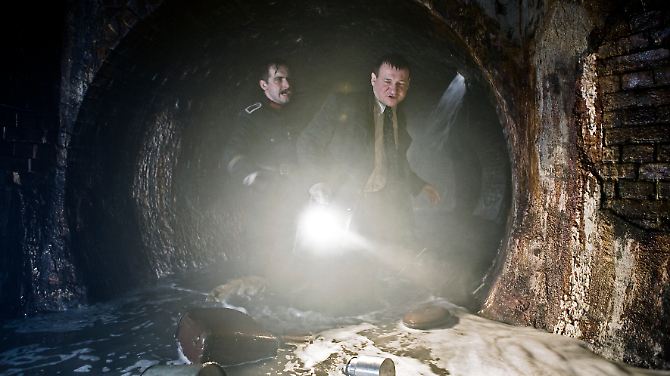 Poldek (Robert Wieckiewicz) und der Soldat Bortnik (Michal Zurawski), der nach Juden in den Kanälen sucht.

