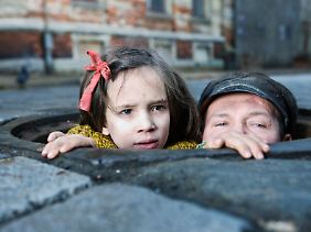Blinzeln im Angesicht des Lichts: Poldek hebt Krzysia (Milla Bankowicz) in die Höhe.