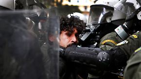 Abgeordnete debattieren Sparpaket: Proteste in Griechenland gehen weiter