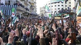 Das Bild soll eine Demonstration in Idlib zeigen, darunter sich Mitglieder der sogenannten Freien Syrischen Armee.