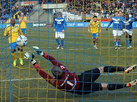 Nicht drin: Braunschweigs Dominick Kumbela scheitert mit einem Foulelfmeter.