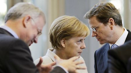 Die große Koalitionsrunde traf sich in der Berliner Landesvertretung von NRW. Hier der hessische Ministerpräsident Roland Koch, Bundeskanzlerin Angela Merkel und FDP-Chef Guido Westerwelle.