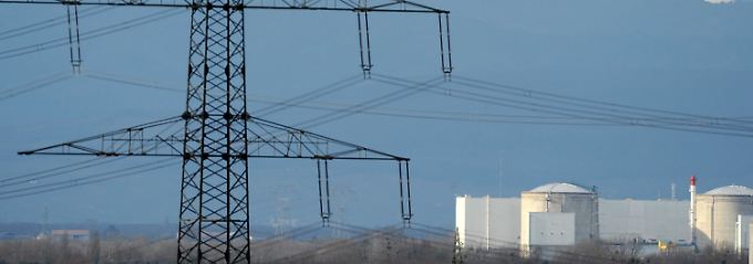 Das französische AKW Fessenheim mit den Vogesen im Hintergrund.