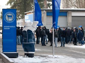 Rund 200 Hertha-Fans zeigten vor dem Sonntagstraining ihren Unmut.