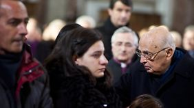 Italiens Präsident Napolitano spricht mit Angehörigen von Opfern des Unglücks.