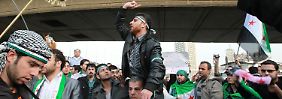 Syrer protestieren in Kairo am Rande des Treffens der Arabischen Liga gegen den syrischen Herrscher Assad.
