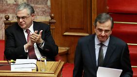 Papademos applaudiert Samaras.