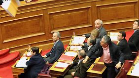 Der kommunistische Abgeordnete  Giorgos Mavrikos wirft mit dem kompletten Gesetzentwurf.