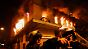 Feuerwehrleute vor einem brennenden Gebäude in Athen.