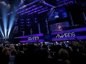 Kurz nach ihrem Tod gerieten die Grammys auch zu einer Huldigung für Whitney Houston.
