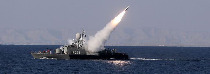 Iranisches Kriegsschiff bei einem Manöver in der Straße von Hormus.