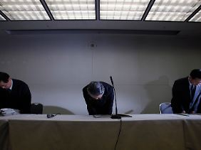 Es ist wieder die Zeit des Verneigens: Tepco-Chef Toshio Nishizawa verbeugt sich in Tokio.
