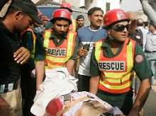 In Lahore werden Verletzte geborgen.
