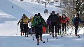 Eine Gruppe von etwa 60 Skitourenfans protestierte gegen das Verbot vieler Liftbetreiber, auf alpinen Abfahrtspisten den Berg hinaufzuwandern.