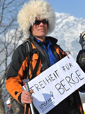 "Freiheit für unsere Berge" fordert ein Teilnehmer der Demonstration von Skitourengehern.