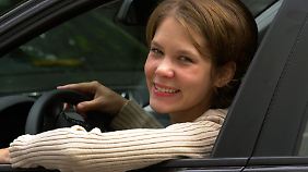 Frauen und Männer flirten gleichermaßen gerne von Auto zu Auto.