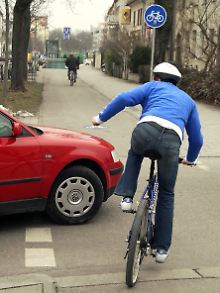 Rechtsabbiegende Autos machen viele Radwege zur Gefahrenzone. 