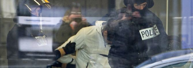 Spezialkräfte der niederländischen Polizei führen den mutmaßlichen Bombendroher ab.