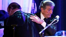 Tony Bennett tröstet ihren Entdecker Clive Davis. 