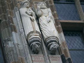 Die figürliche Darstellung von Katharina Henot (r.) hängt in Köln am Rathausturm. 