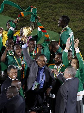 Kalusha Bwalya entkam dem fatalen Absturz 1993 durch einen Zufall - nun feierte er als Verbandspräsident mit Sambias Nationalteam den größten Erfolg des Landes.