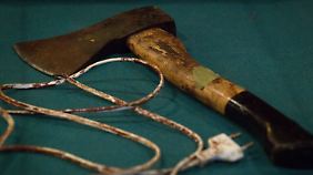 Die Tatwaffen: Axt und Elektrokabel.