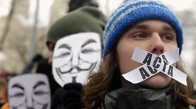 Zehntausende gehen deutschlandweit auf die Straße, um gegen ACTA zu demonstrieren.