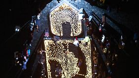Tausende Kerzen wurden zu einem riesigen Lichterbild zusammengestellt.