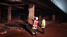 Die Brücke droht sogar einzustürzen.