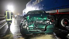 Brücke auf A 57 droht einzustürzen: Dichter Qualm löst Massencrash aus
