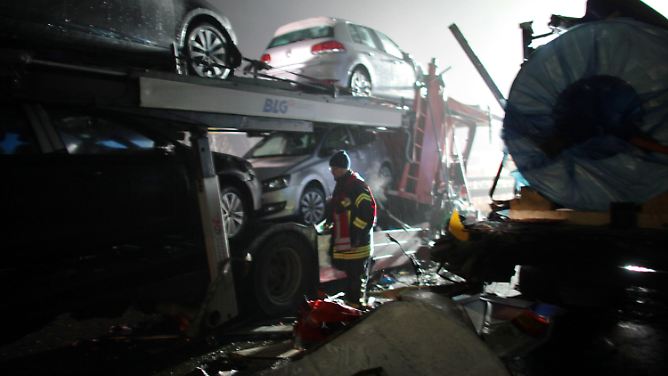 Brücke auf A 57 droht einzustürzen: Dichter Qualm löst Massencrash aus