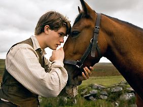 Newcomer Jeremy Irvine überzeugt in seiner Rolle als Albert auf ganzer Linie.