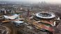 Londoner Olympiastadion (r) mit angeschlossenen Sportstätten, Schwimmhalle (l) und Wasserball-Arena (vorn l.). (Bild vom 21.12.2011)