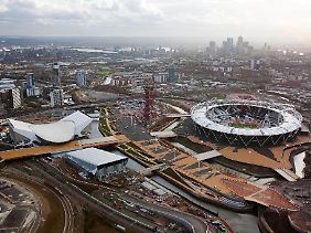 Londoner Olympiastadion (r) mit angeschlossenen Sportstätten, Schwimmhalle (l) und Wasserball-Arena (vorn l.). (Bild vom 21.12.2011)