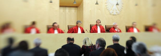 Der Zweite Senat des Bundesverfassungsgerichts bei der Urteilsverkündung.