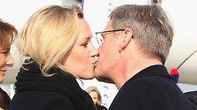 Staatsbesuch: Christian und Bettina Wulff küssen sich auf dem Flughafen von Mailand.