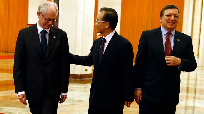 Viel Höflichkeit in Peking: Wen Jiabao mit Herman Van Rompuy (links) und Jose Manuel Barroso. 