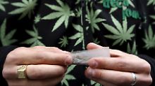 Einen Joint zu rauchen ist dem Bericht zufolge weniger ungesund ...