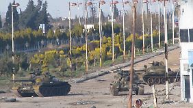 Syrische Panzer rollen durch Baba Amr.