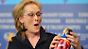 Meryl Streep bekommt auf der Berlinale neben dem Goldenen Ehrenbären auch Präsente: ein russischer Journalist schenkt ihr eine Matrjoschka.