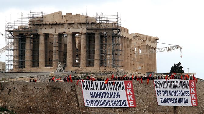 Plakate der Kommunisten an der Akropolis.