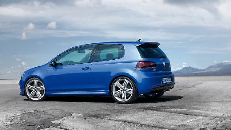 Ab 36.400 Euro ist der Golf R zu haben. Wer weniger Geld ausgeben will, kann die R-Line-Ausstattung bestellen oder den Scirocco R für 33.475 Euro bestellen.