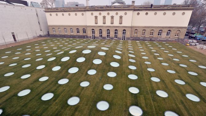 195 Bullaugen wölben sich hinter dem "alten" Städel über dem neuen Erweiterungsbau. Durch sie fällt Licht in die unterirdischen Ausstellungsräume. 