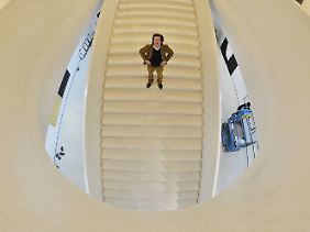 Martin Engler, Sammlungsleiter des Städel, auf der Treppe zum Erweiterungsbau.